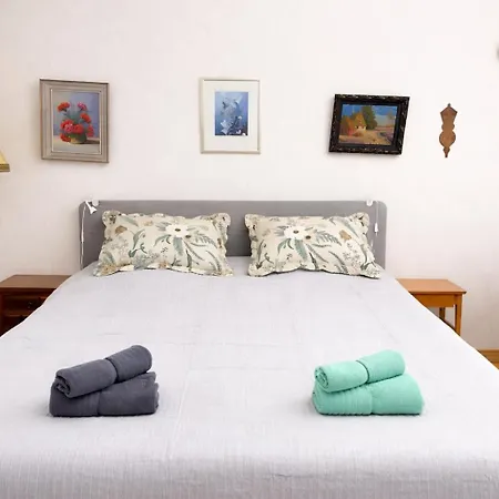 Bright & Spacious Near Center Apartment *