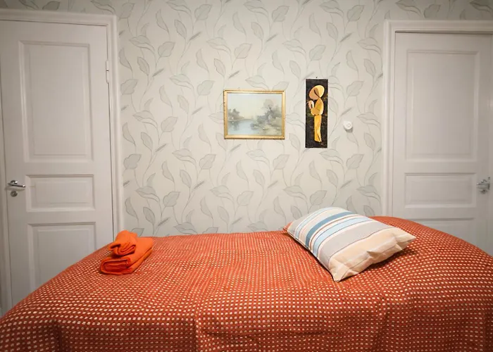 Bright & Spacious Near Center Apartment *