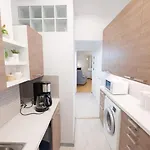 Apartament Bright & Spacious Near Center